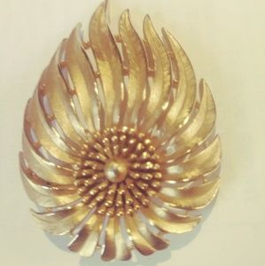 💐🌻Gold Toned Trifari Feathered Brooch🌻💐